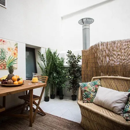 בית הארחה Cosy Embajador 2*